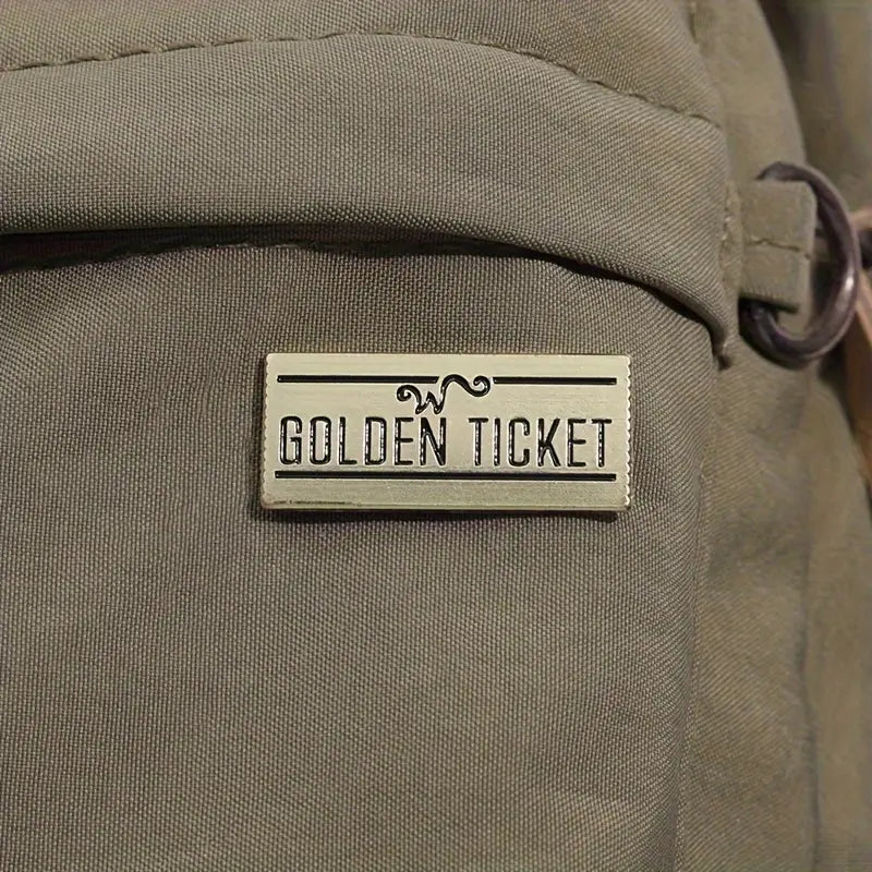 Golden ticket pin op groene tas