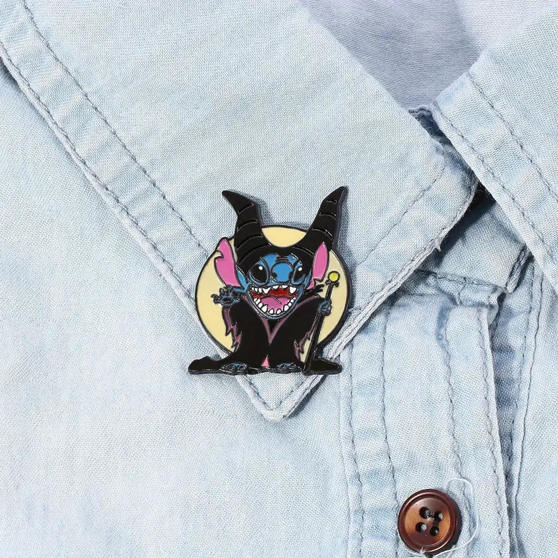 Stitch als Maleficent pin op blauw spijkerjasje