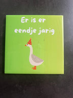 Er is er eendje jarig tegeltje