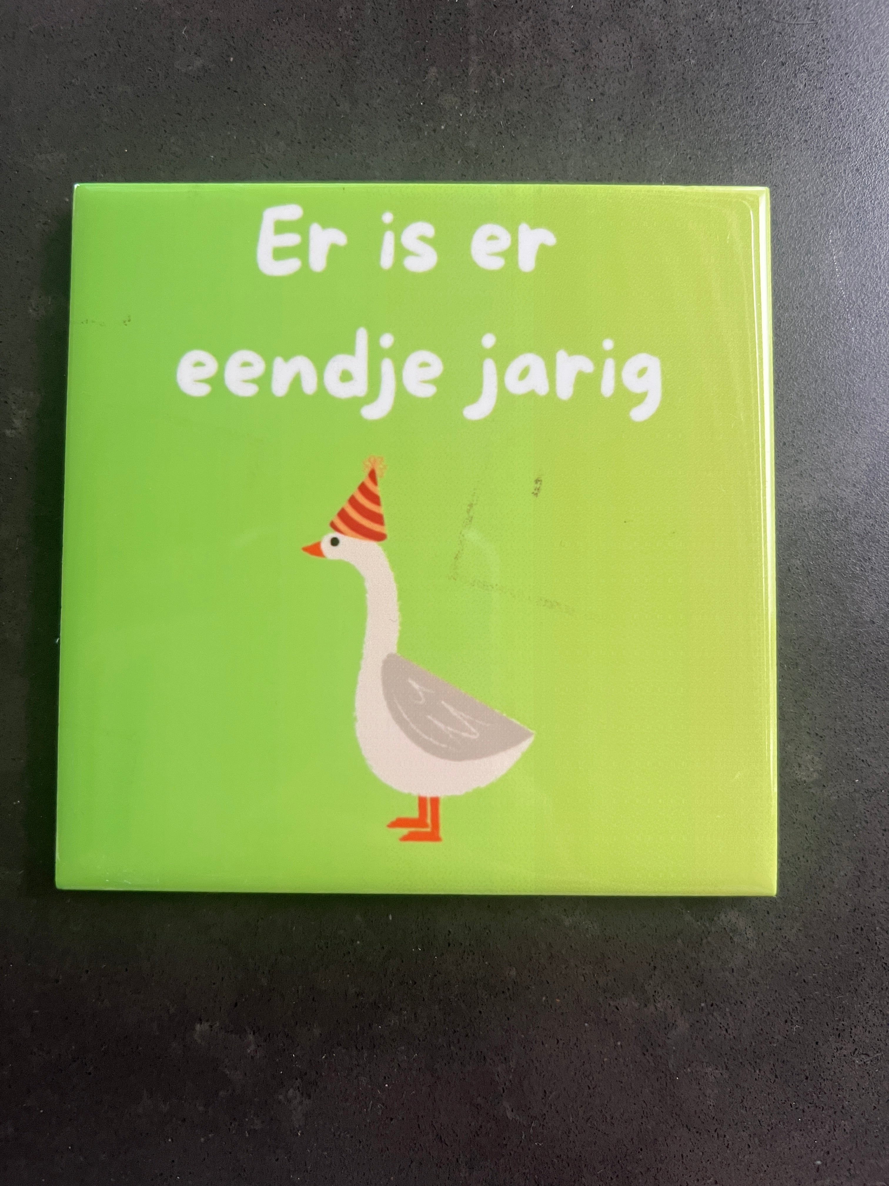 Er is er eendje jarig tegeltje