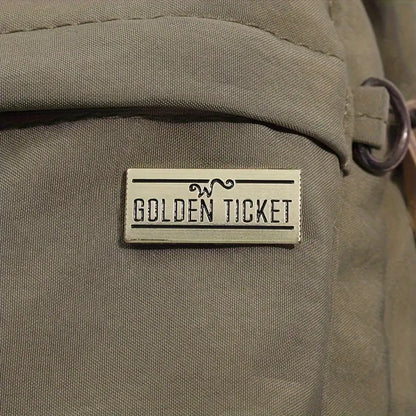 Golden ticket pin op groene tas