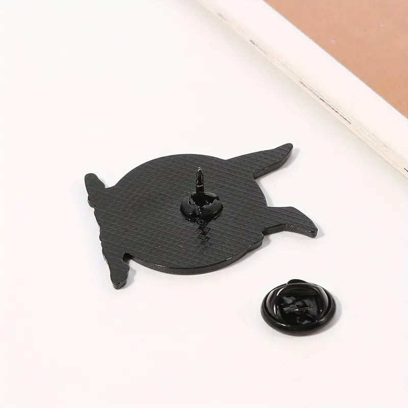Stitch als Maleficent pin achterkant